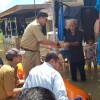 Naik Perahu, Sugeng Bagikan Nasi Bungkus Ke Korban Banjir