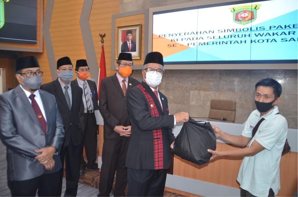 Walikota Serahkan 400 Paket Sembako untuk Wakar Seluruh OPD Pemkot Samarinda