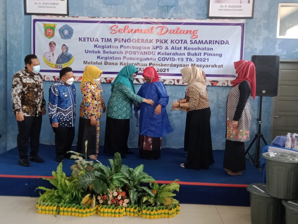 Serahkan APD, Ketua TP PKK Ajak Doakan Covid-19 Segera Berlalu