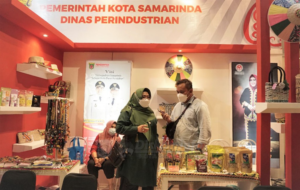Stand Dekranasda Samarinda Juara Favorit dan Terbaik 2 di Bali IPTEX