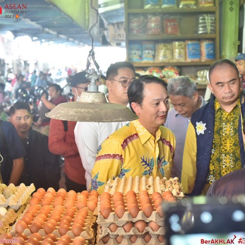 Plt. Asisten II Sekot Samarinda Abdullah Dampingi Wakil Menteri Perdagangan Kunjungi Pasar Segiri Samarinda