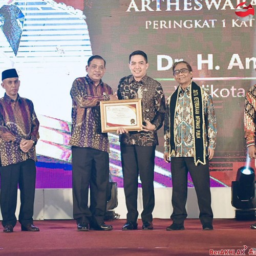 Wali Kota Samarinda Raih Peringkat I Penghargaan Tinarbuka Nasional