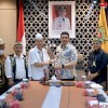 Kunjungan Silaturahmi Tokoh Adat Dayak Pampang, Wali Kota Samarinda Diberi Mandau sebagai Penghargaan