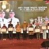 Andi Harun Berikan Penghargaan Kepada Insan Pemuda dan Insan Olahraga Kota Samarinda 2023