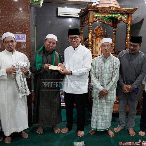 Safari Ramadhan di Masjid Raudhatul Jannah, Rusmadi Serahkan Bantuan Pemkot Samarinda
