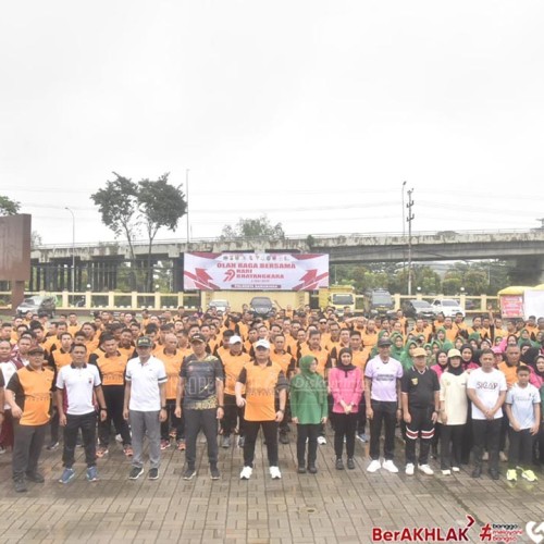 Marnabas Patiroy Asisten II Kota Samarinda Ikuti Olahraga Bersama Jelang HUT Bhayangkara ke - 79