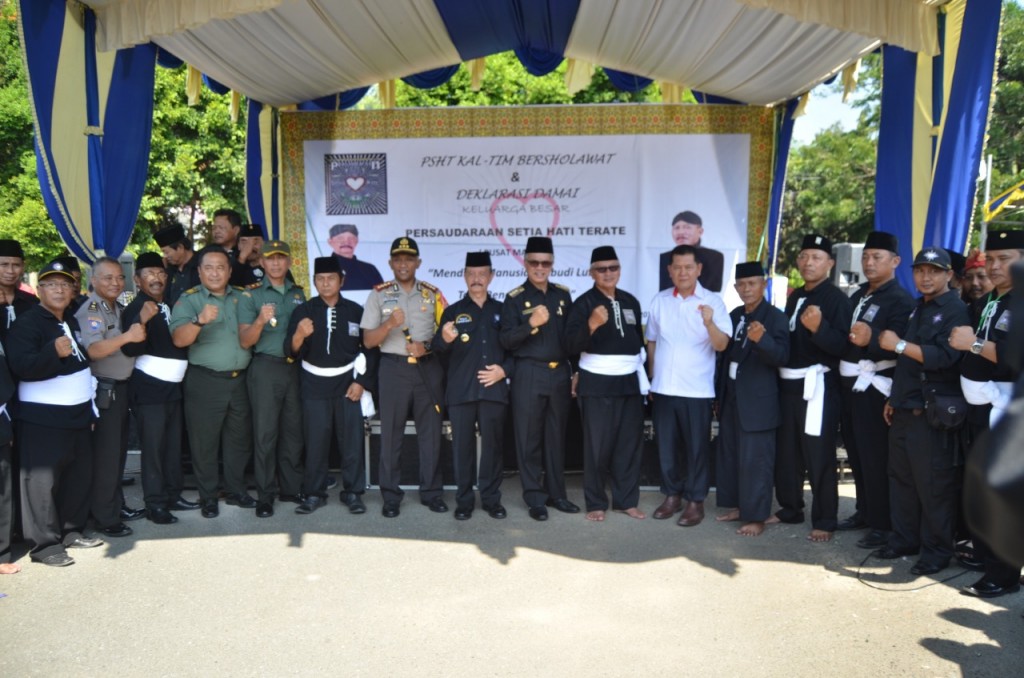 Ribuan Pendekar PSHT Bersholawat dan Deklarasi Damai