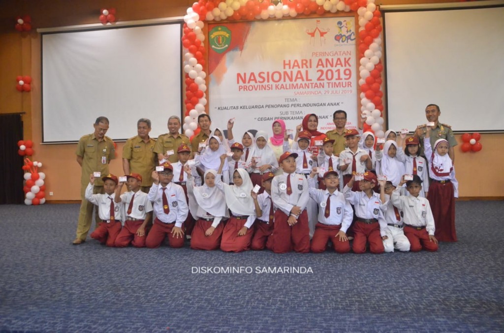 Disdukcapil Serahkah KIA Di Hari Anak Nasional
