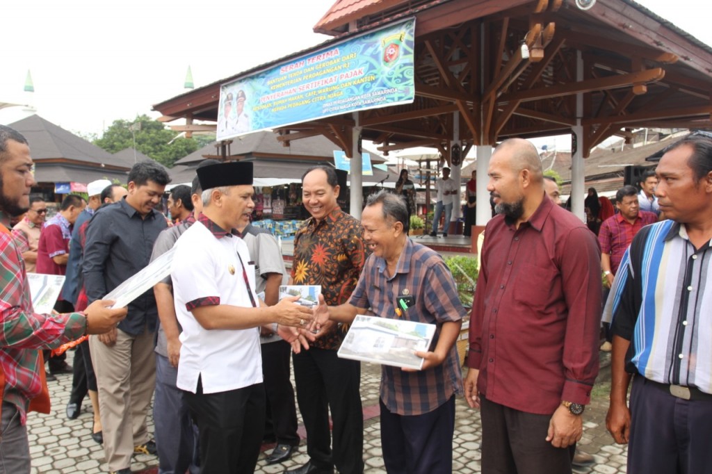 Salurkan 50 Gerobak dan Tenda untuk PKL dari Kemendag RI, Ini Pesan Barkati