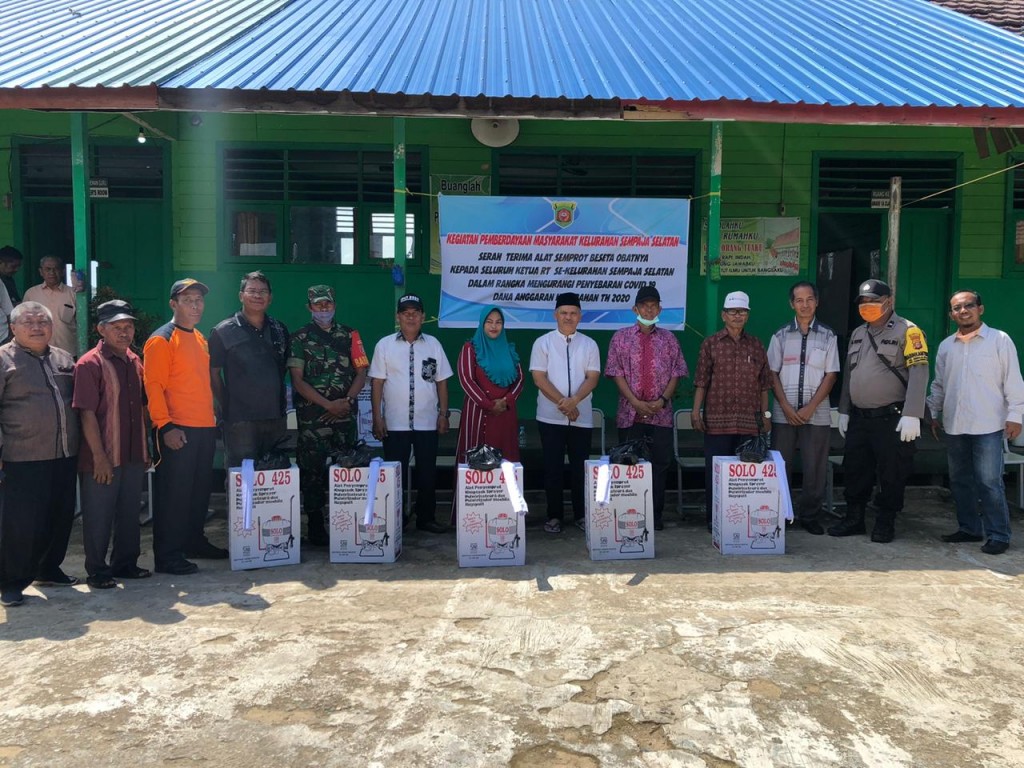 Barkati Serahkan Alat Penyemprot Desinfektan Kepada Ketua RT Sempaja Selatan