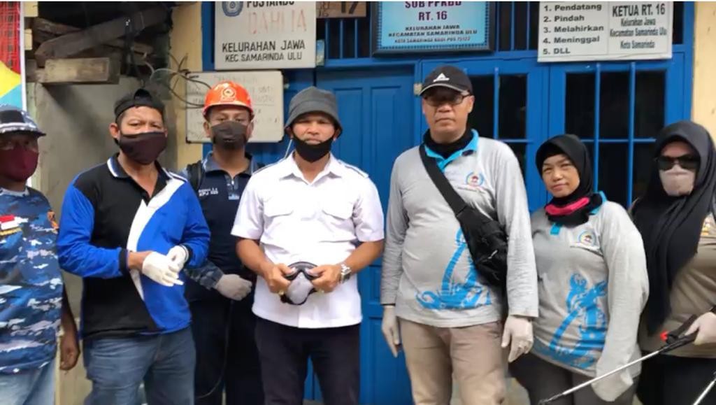 Bersama Wawali, Lakukan Penyemprotan di Kampung Jawa