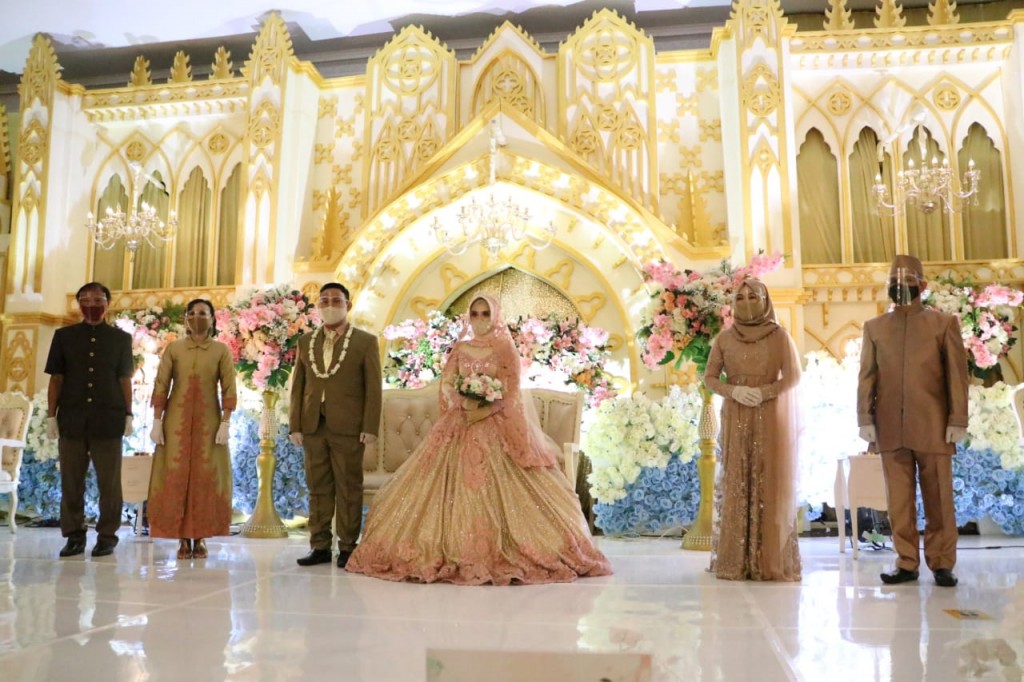 Jadi Orang Tua Pengantin, Barkati dan Isteri Simulasikan Resepsi Pernikahan ala Adaptasi Kebiasaan Baru