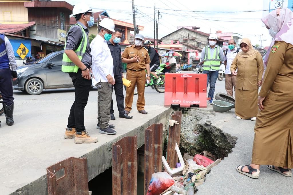 Walikota Tinjau Drainase di Jalan DI Pandjaitan, Keroyokan Tangani Banjir