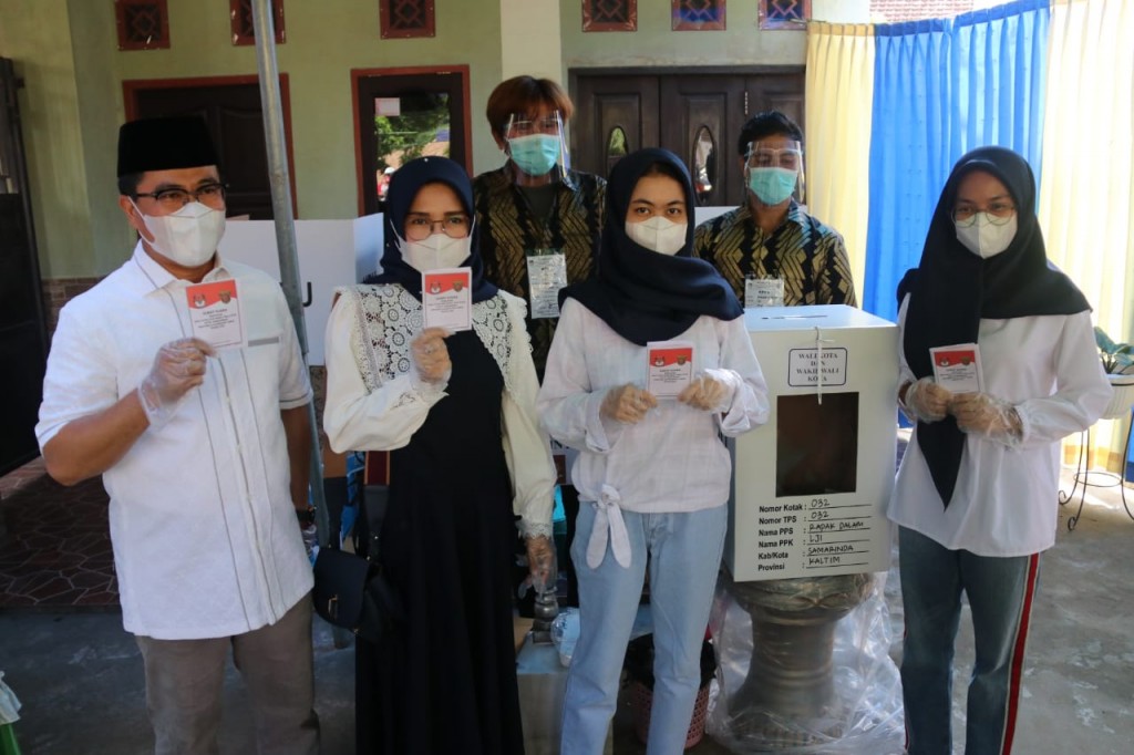 Cawawali Darlis dan Keluarga Jalan Kaki Menuju TPS