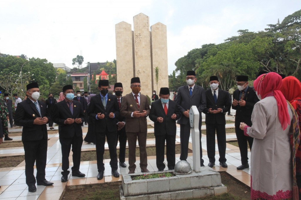 Hari Pertama Rangkaian Hari Jadi Kota Samarinda dan Pemkot, Walikota Bersama Wawali Ziarah ke TMP dan Makam Daeng Mangkona