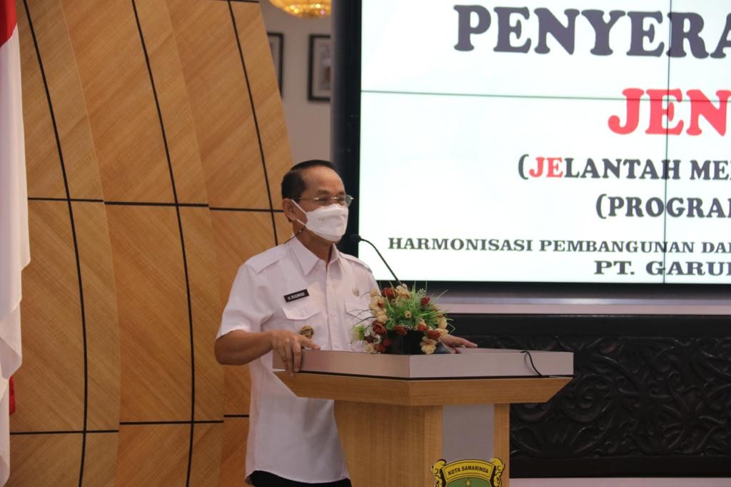 Wawali Serahkan Delapan Westafel dan Neon Box dari Donasi Jeng Rinda