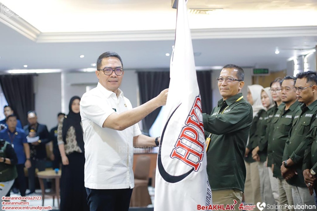 Lantik Pengurus Baru HPKR, Wali Kota Andi Harun Ajak Pengusaha Reklame Atur Plang Nama Toko