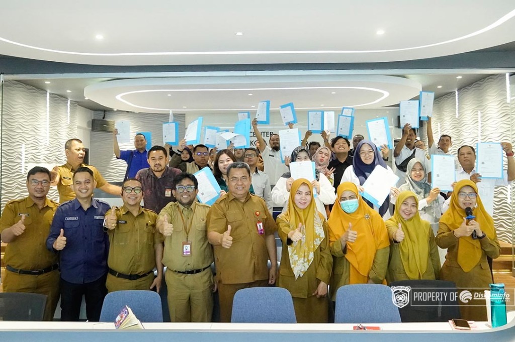 Diskominfo Samarinda Serahkan SK PPPK Paruh Waktu kepada 35 Pegawai, Kadis Tekankan Status ASN dan Tanggung Jawab Profesional