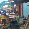 Teras Rumah Dibongkar, Air Mengalir LancarTeras Rumah Dibongkar, Air Mengalir Lancar