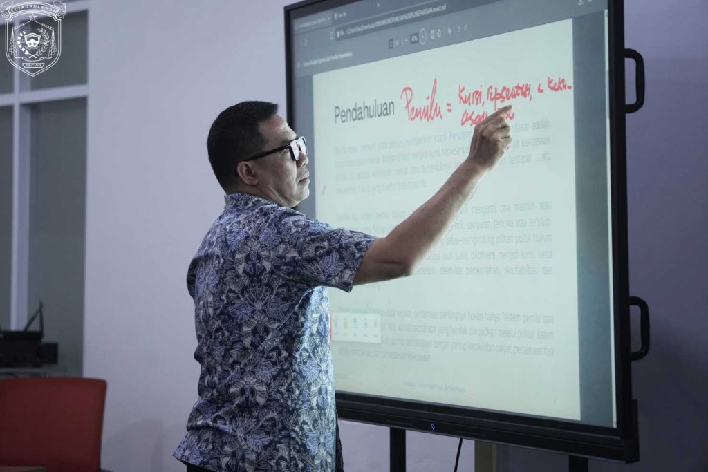 Bukan Sekadar Teori, Andi Harun Bawa Pengalaman Politik ke Ruang Kuliah Magister Hukum UMKT