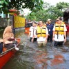 Naik Perahu Sampai Berjalan Di Banjir Menyapa Warga