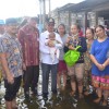 Makan Bersama Pengungsi Hingga Selfie di Lokasi Banjir