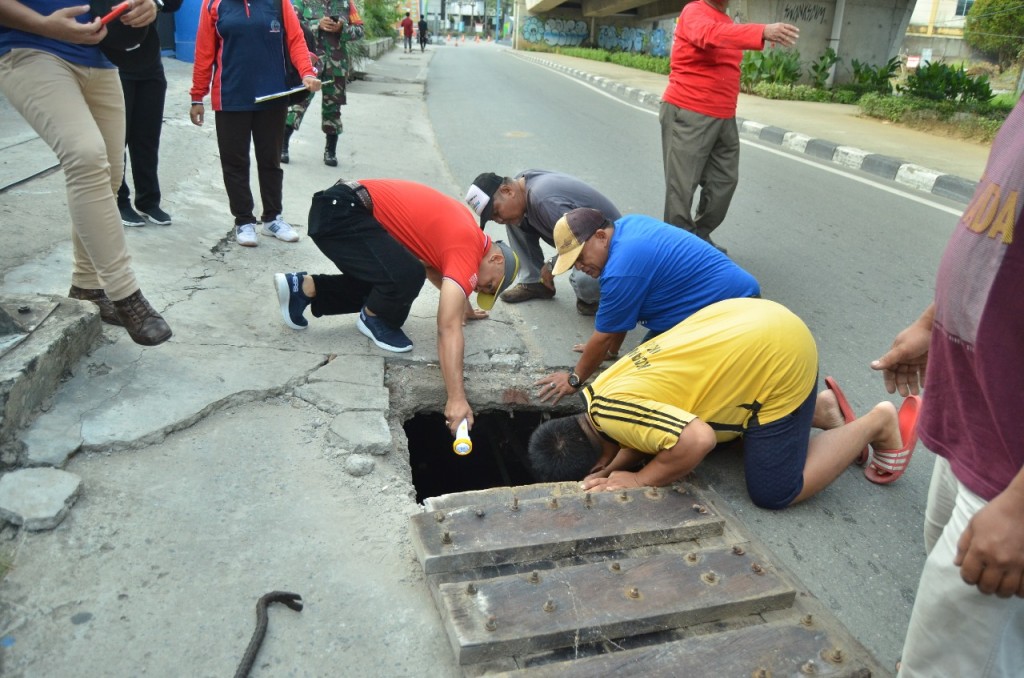 Gotong Royong Di Juanda, Barkati Senteri Gorong-Gorong Hingga Garuk Sampah