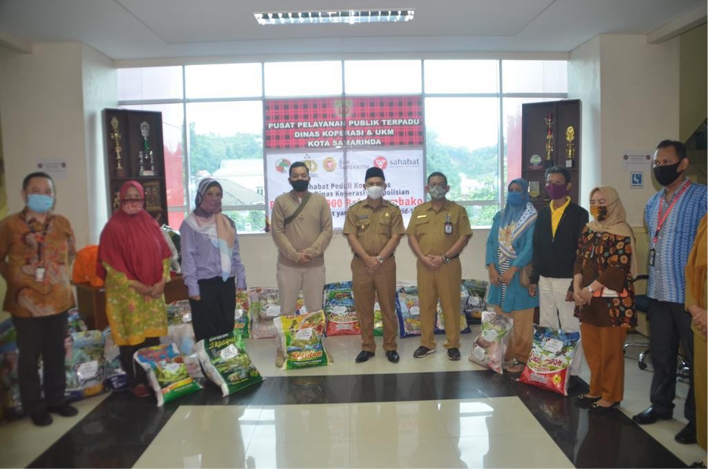 Wawali Salurkan Paket Sembako Bagi Pelaku UMKM