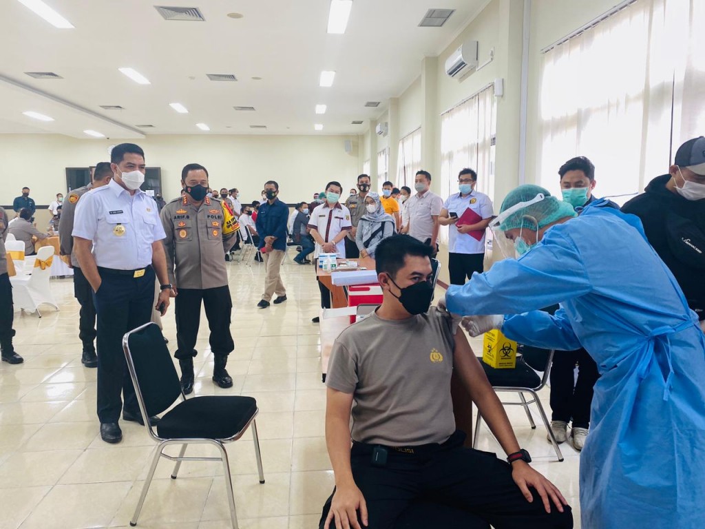 Ditinjau Wali Kota, 1.400 Personil Polresta Jalani Vaksinasi