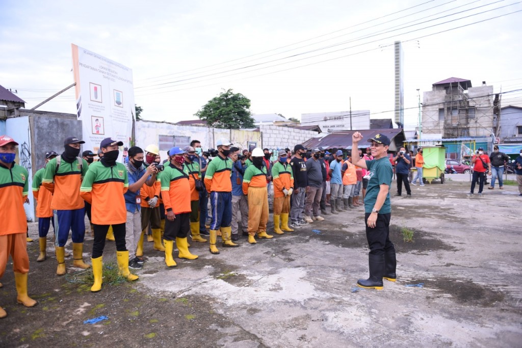 Fokus Kurangi Banjir Simpang Empat Sempaja, Rusmadi Pimpin Aksi Kerja Bakti