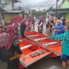 Sambangi Korban Banjir, Rinda Wahyuni Bagikan 130 Paket Obat-obatan dan Makanan
