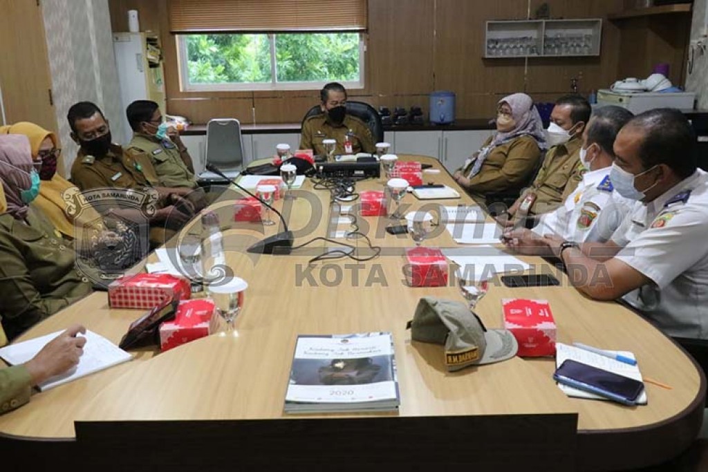 Dilarang Parkir Sepanjang Taman Tepian Baru