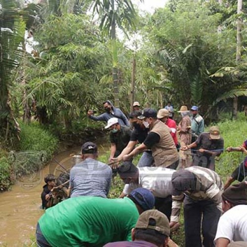 Kerja Bakti Bersama Warga Pinang Seribu, Wawali Susuri Biang Banjir
