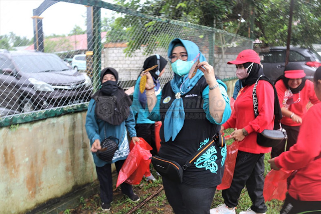 PKK Samarinda Lakukan Gerakan Serentak Memungut Sehelai Sampah