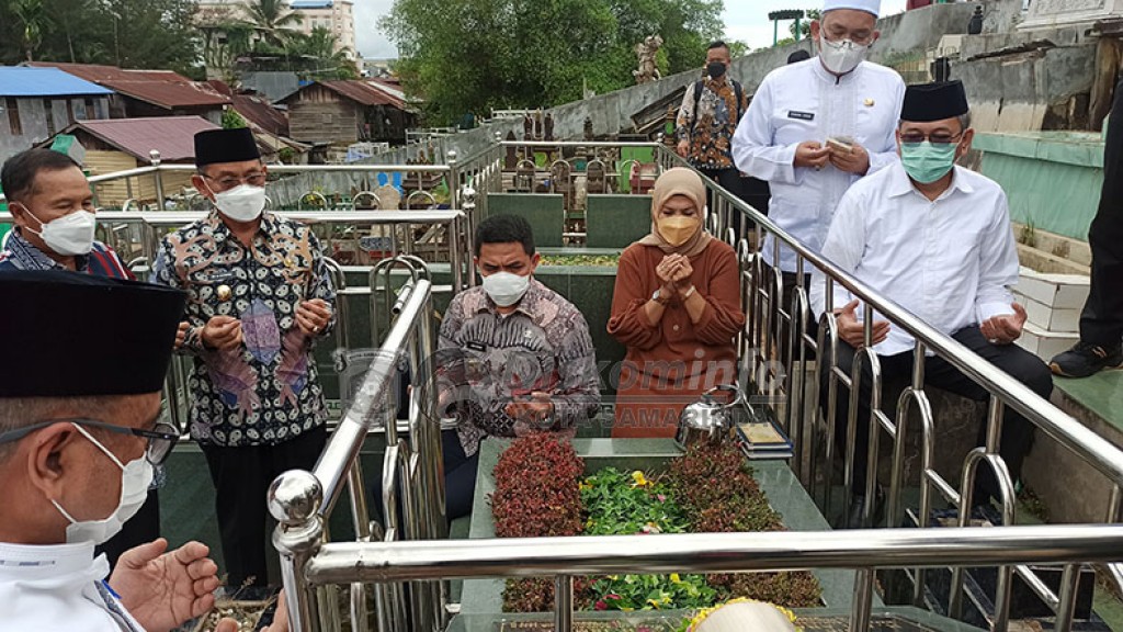 Usai Pimpin Apel HUT Kota, Andi Harun-Rusmadi Ziarah ke Makam Anang Hasyim dan Nusyirwan Ismail