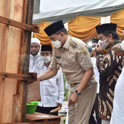 Wali Kota Lakukan Pengecoran Tiang Utama Masjid Istiqlal hingga Buka Puasa Bersama Warga Perumahan Bukit Pinang