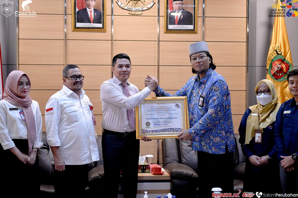 Terima Penghargaan Kepatuhan Stardar Pelayanan Publik, Wali Kota Komitmen Akan Terus Lakukan Pembenahan Pelayanan Publik