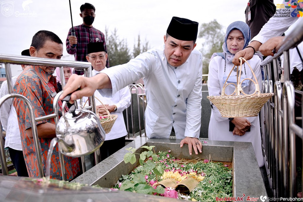 Wali Kota Samarinda dan Wakil Wali Kota Samarinda Ziarah ke Makam Anang Hasyim dan Nusyirwan Ismail