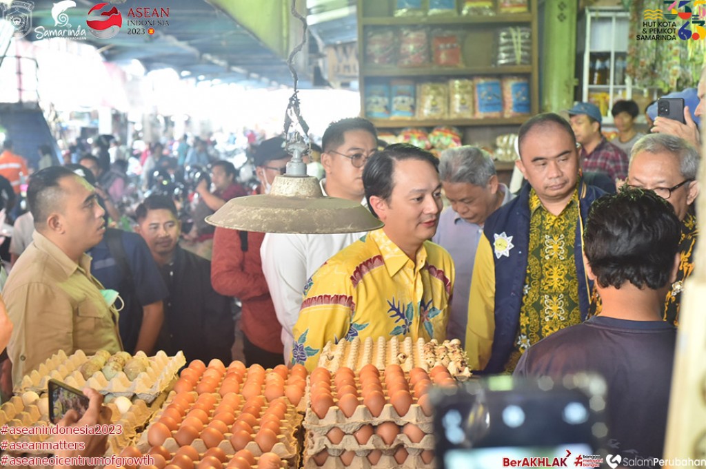 Plt. Asisten II Sekot Samarinda Abdullah Dampingi Wakil Menteri Perdagangan Kunjungi Pasar Segiri Samarinda