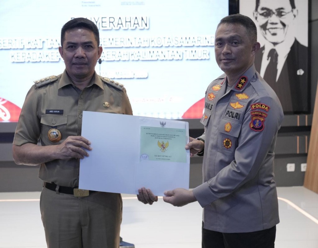 Serahkan Sertifikat Tanah Kepada Polda Kaltim, Walikota Berharap Pembangunan RS Berjalan  Lancar