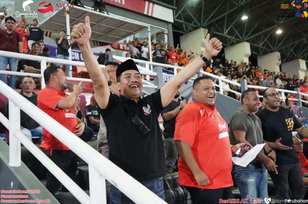 Pakai Peci Hitam, Andi Harun Semangati Borneo FC Taklukan RANS Nusantara di Stadion Segiri Samarinda