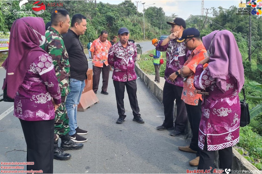 Jalan Longsor di Sambutan Diperbaiki, Pemkot Alihkan Lalu Lintas Ke Jalur Alternatif