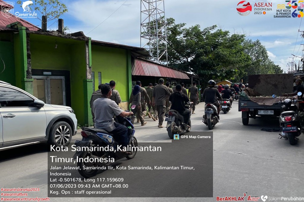 Satpol PP Tertibkan PKL yang Berjualan di Atas Drainase