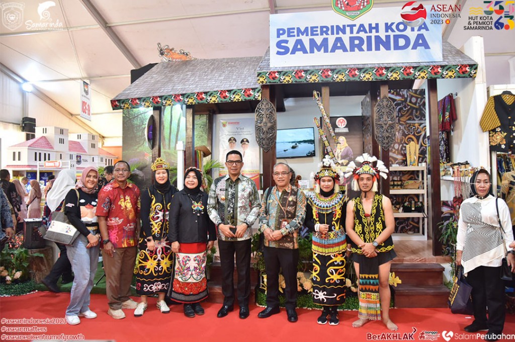 Andi Harun Berikan Sarung Samarinda pada Pengunjung Booth Pemkot Samarinda di ICE ke 19 Apeksi Makassar