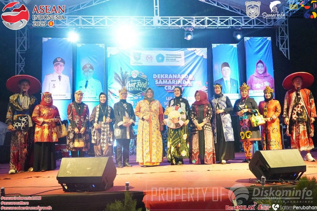 Fashion Show  Batik Samarinda Pukau Ratusan Penonton, 5 Kain Berhasil Dilelang untuk Amal