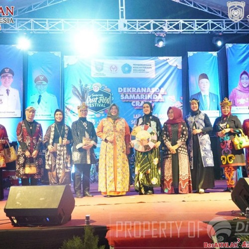 Fashion Show  Batik Samarinda Pukau Ratusan Penonton, 5 Kain Berhasil Dilelang untuk Amal