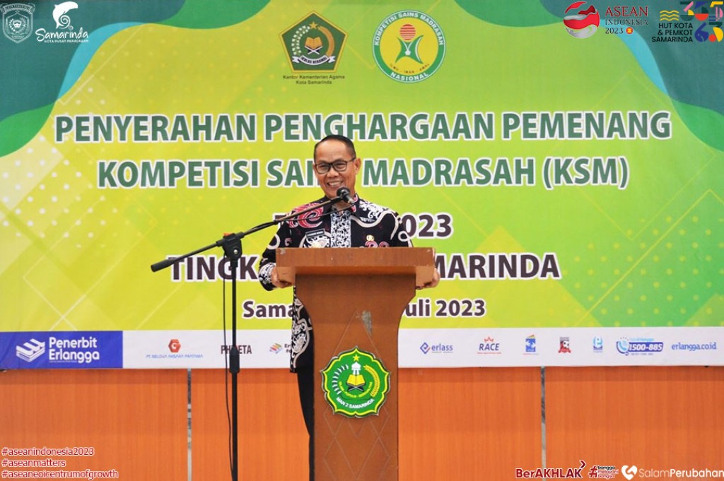 Rusmadi Serahkan Piala dan Sertifikat Pemenang Kompetisi Sains Madrasah Tingkat Kota Samarinda