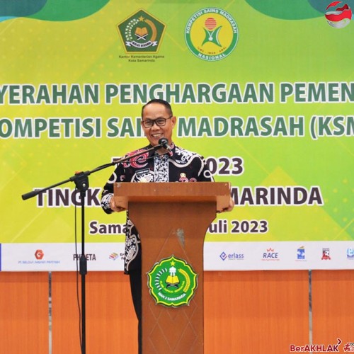 Rusmadi Serahkan Piala dan Sertifikat Pemenang Kompetisi Sains Madrasah Tingkat Kota Samarinda