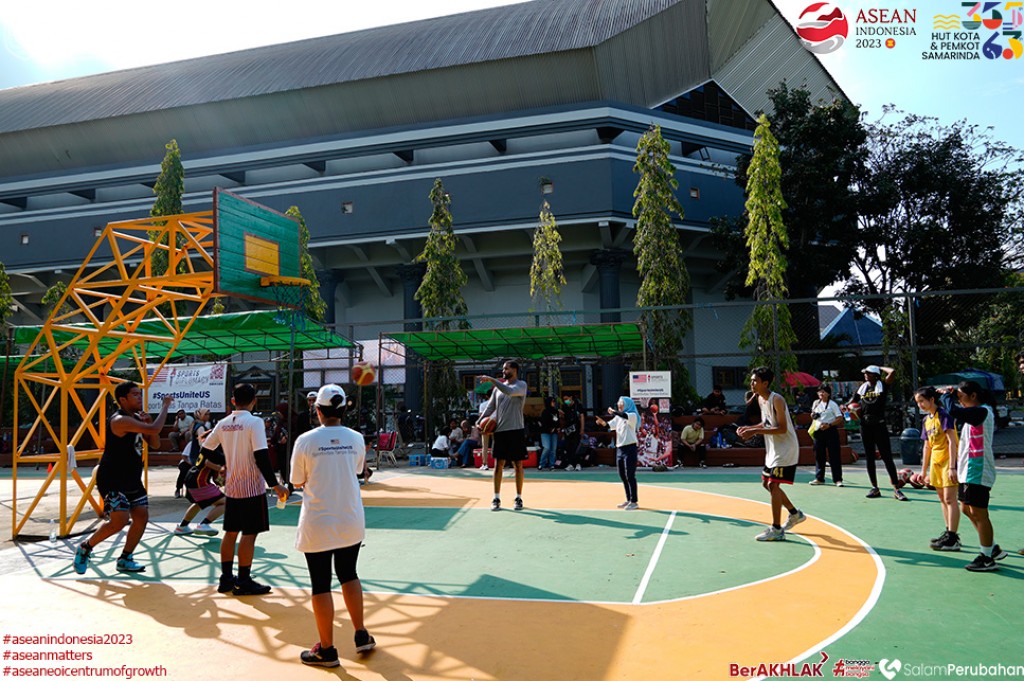 Dua Mantan Pemain NBA, Berikan Coaching Clinic di Lapangan Basket Unmul