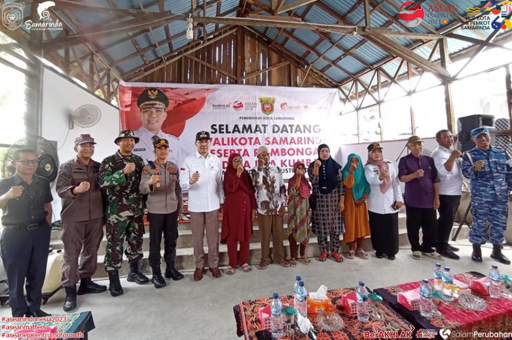 Ajak Forkopimda dan Pejabat, Wali Kota Serahkan Bantuan Sembako dan Bentuk Tim untuk Akselerasi Pembangunan Loa Kumbar